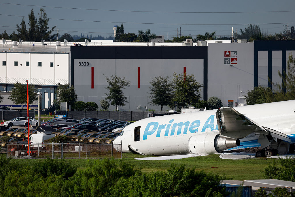 Не менее пяти человек погибли при крушении грузового самолёта Amazon в Майами. Что известно сейчас